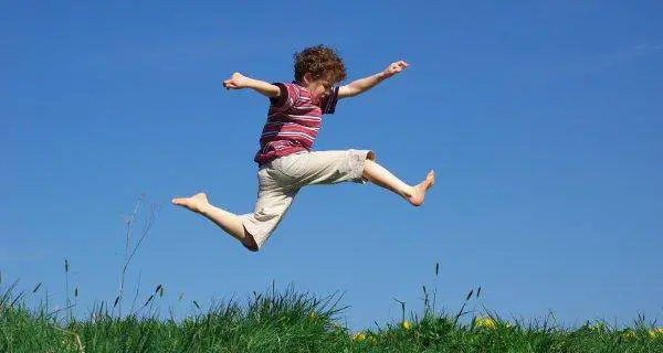 Las actividades de estimulación para niños incluyen saltar