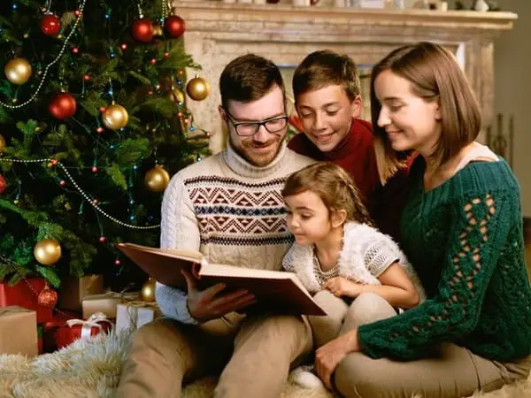 Leer cuentos de navidad permitirá compartir en familia