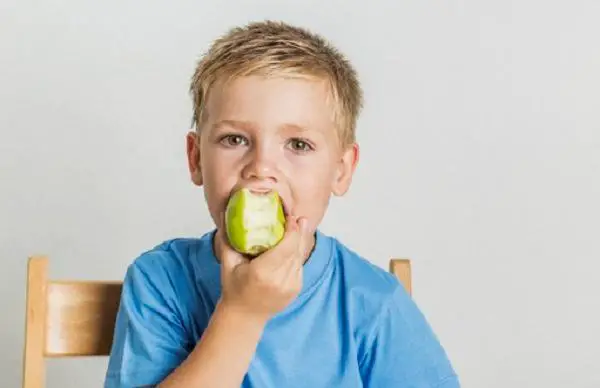 Las actividades sensoriales para niños incluyen alimentos